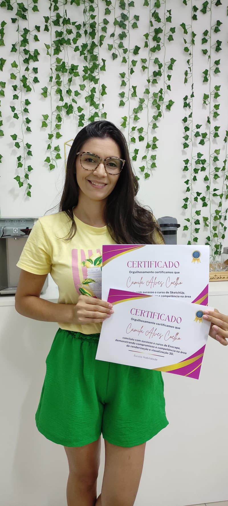 Camila Alves segurando certificado de conclusão da Escola Habilidade em São José SC