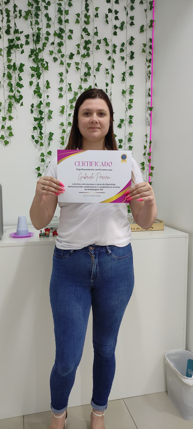 Gabriela Pereira segurando certificado de conclusão da Escola Habilidade em São José SC
