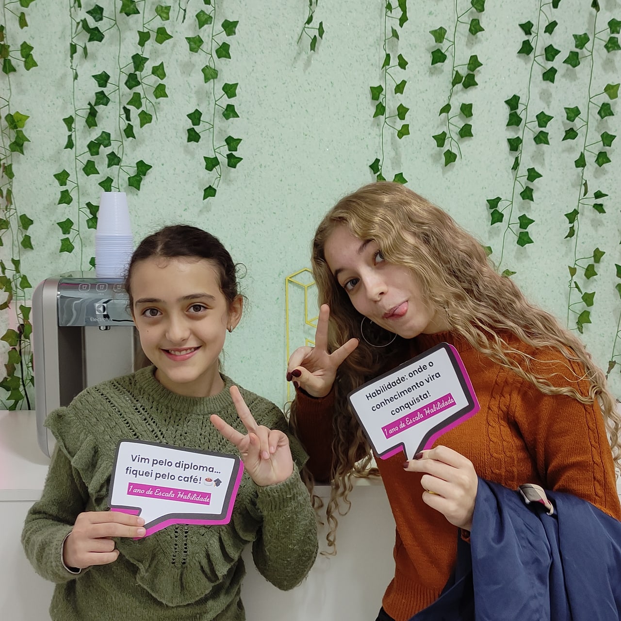 Alunas felizes em aula presencial na Escola Habilidade