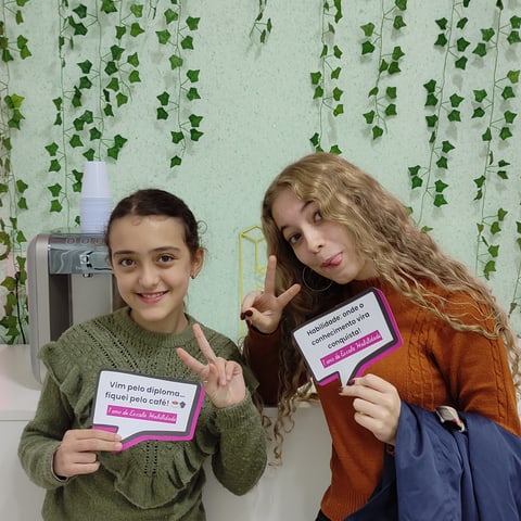 Alunas felizes na Escola Habilidade, no Kobrasol em São José (SC)