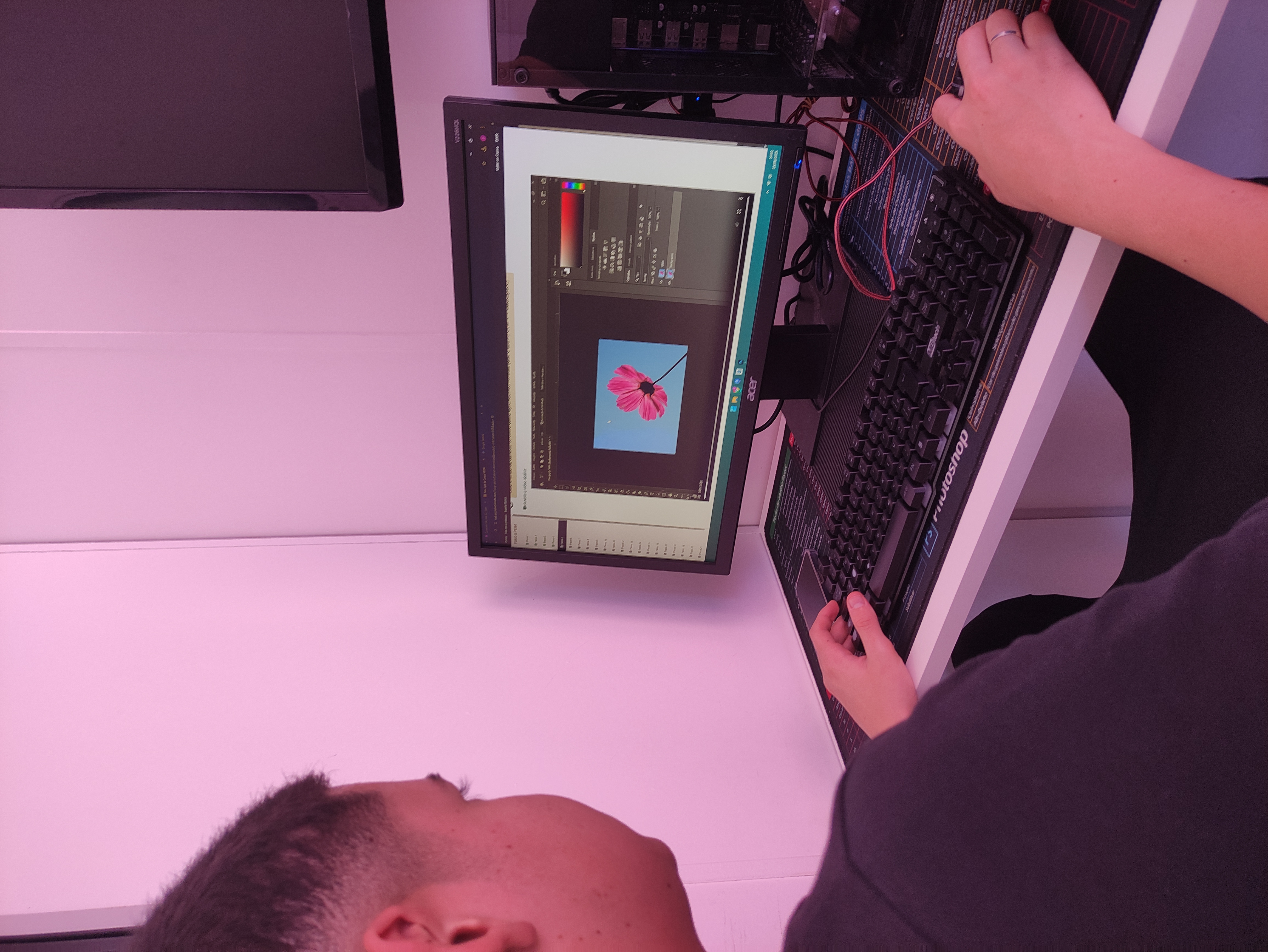 Aluno praticando Photoshop em aula presencial
