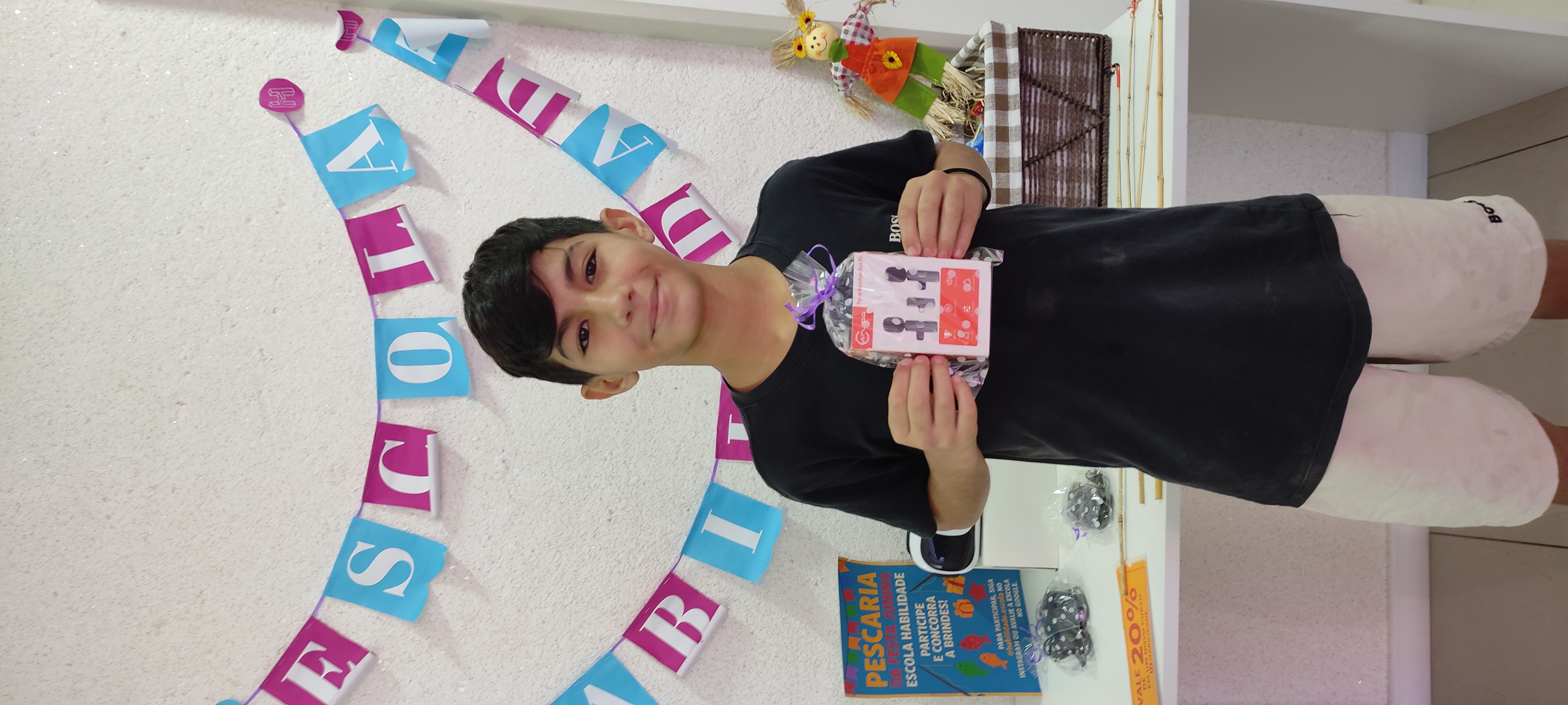 Aluno recebendo reconhecimento na Escola Habilidade