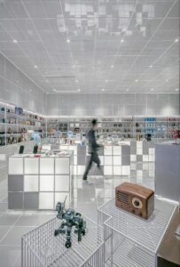 Exemplo de interior de loja de varejo com design moderno e iluminação estratégica