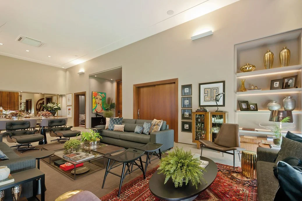 Ambiente maximalista com cores vibrantes e elementos decorativos abundantes