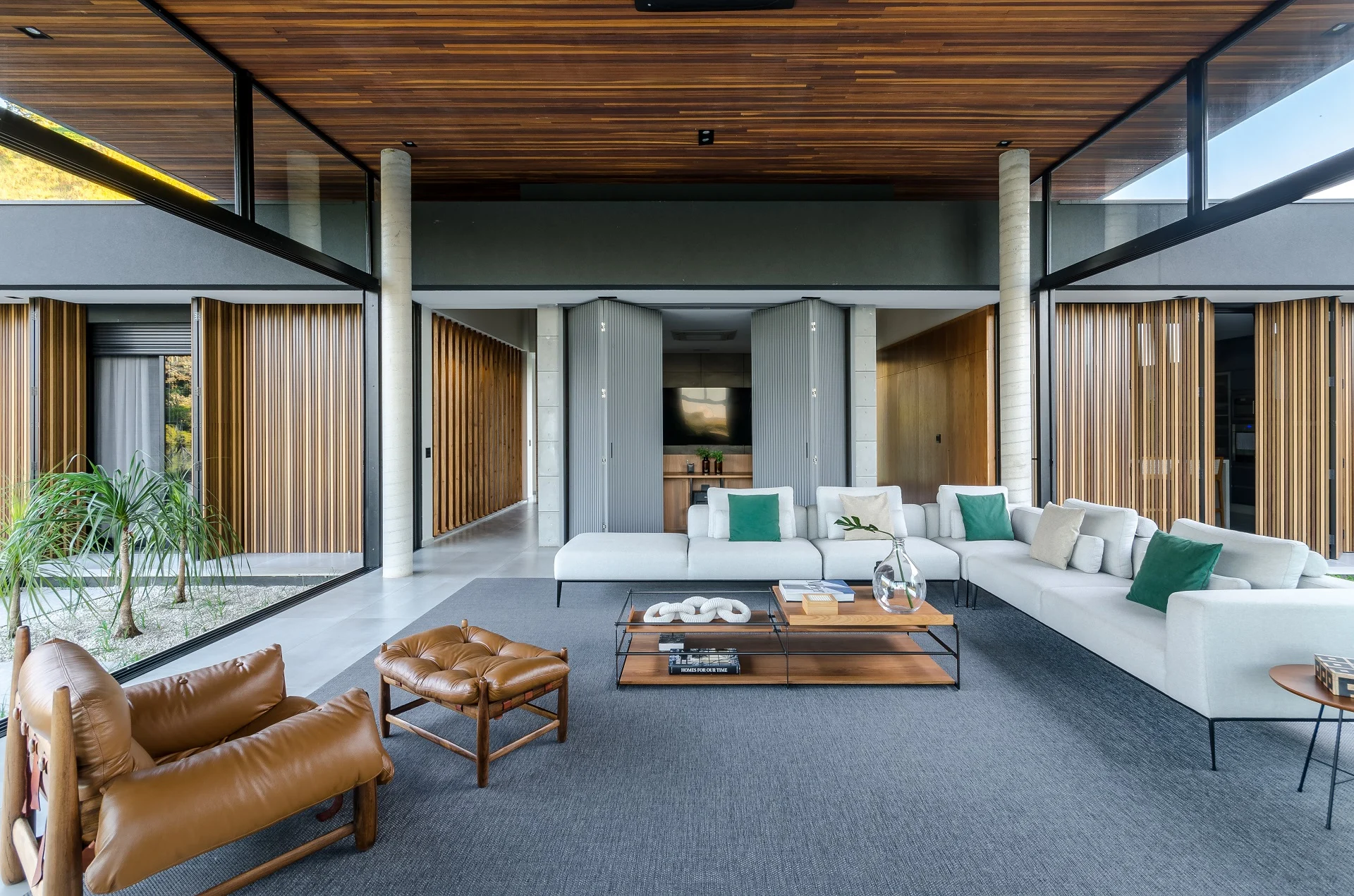 Casa moderna com linhas limpas e integração com a natureza