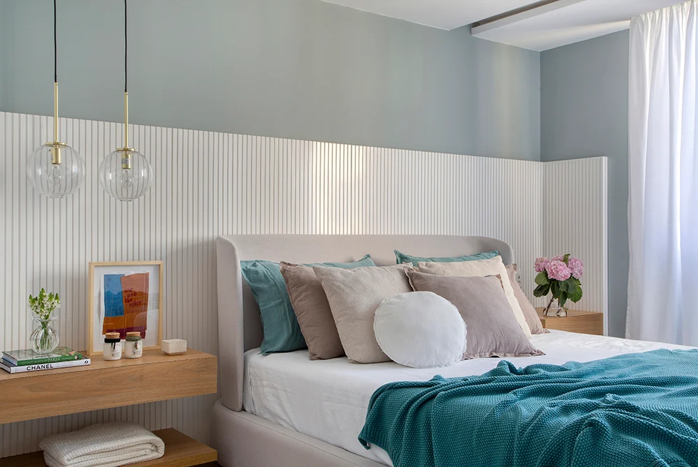 Apartamento romântico com cores suaves e detalhes delicados