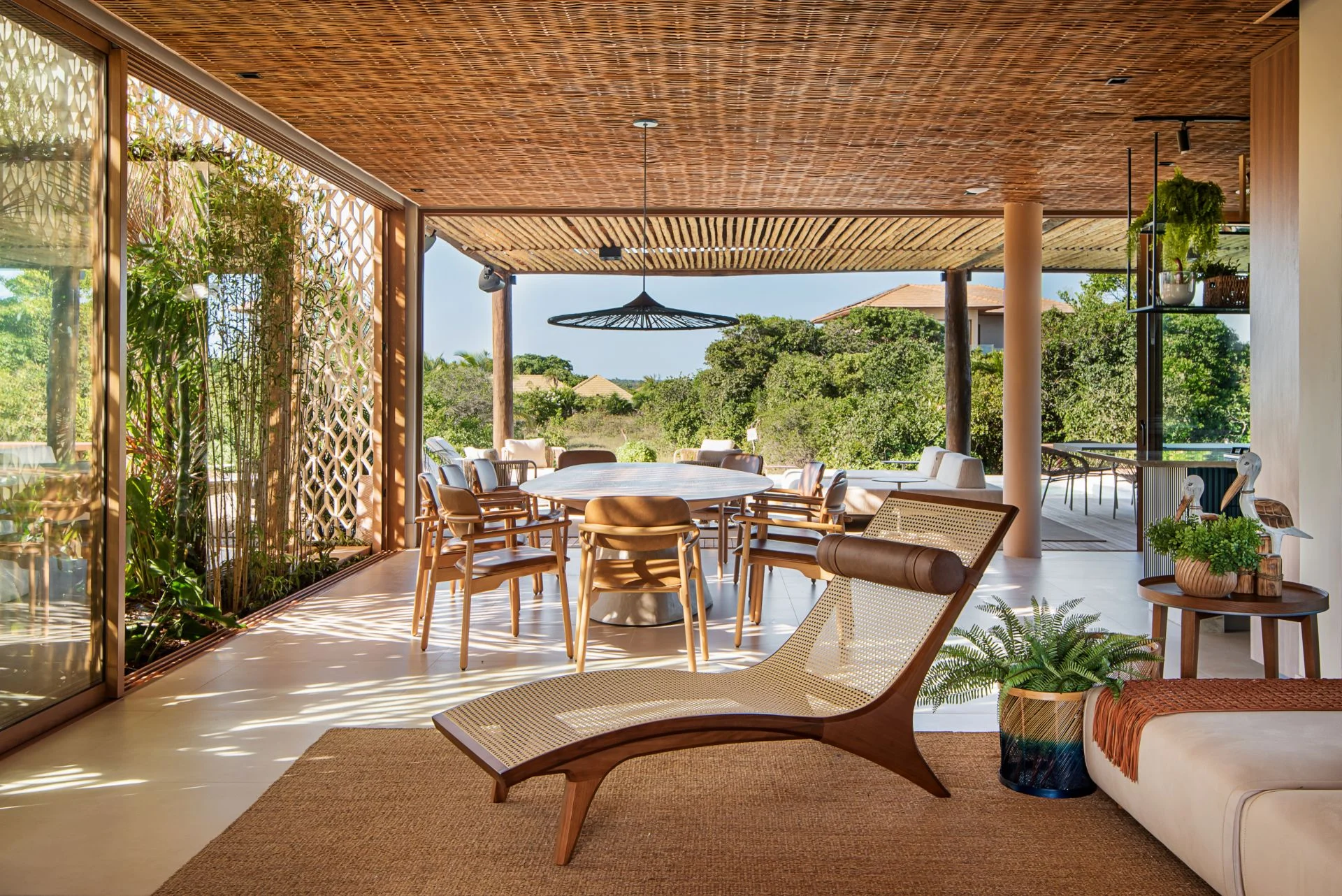 Casa tropical com elementos naturais e vegetação exuberante