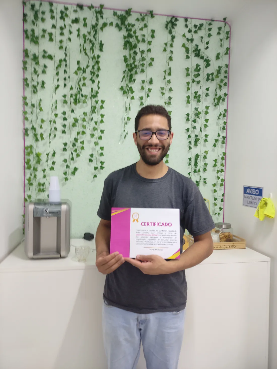 Renan Souza segurando o certificado de conclusão do curso de programação da Escola Habilidade