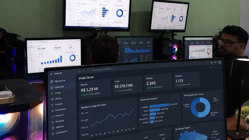 Aluno em aula presencial de Business Intelligence no Kobrasol criando dashboard com Excel, Power BI e IA