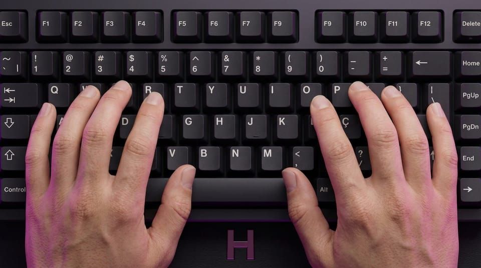 Mãos digitando em teclado durante aula do Curso de Digitação na Escola Habilidade